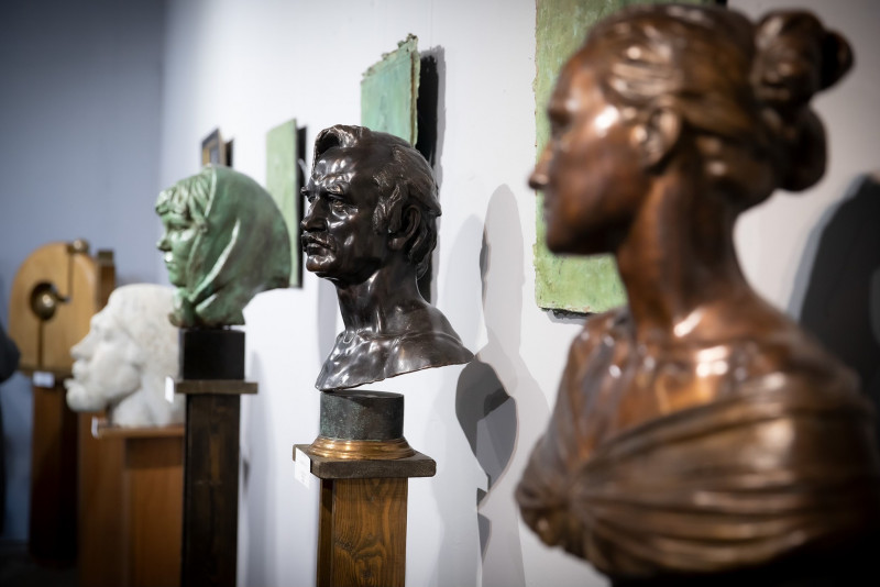 Анатолій Кущ виставка «Парадигма
гармонійного» Анатолій Кущ виставка «Парадигма
гармонійного»