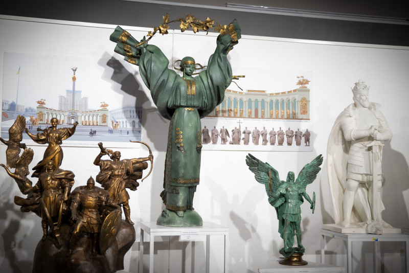 Анатолій Кущ виставка «Парадигма
гармонійного» Анатолій Кущ виставка «Парадигма
гармонійного»