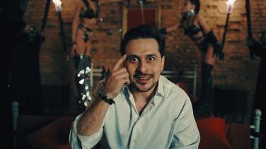 Цирк у голові ХАСа: репер показав фінальний кліп “Так не чесно” з героями зі своєї уяви