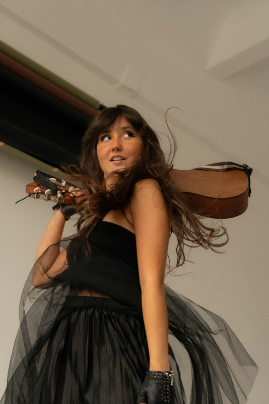 Трек «In the Dark» від VICTORIA NIRO